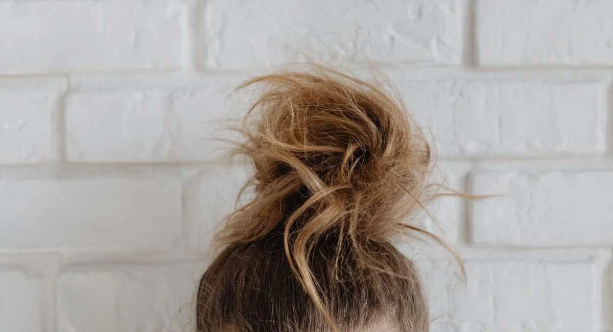La coiffure mariage simple et chic qui vous ressemble vraiment, sans en faire trop