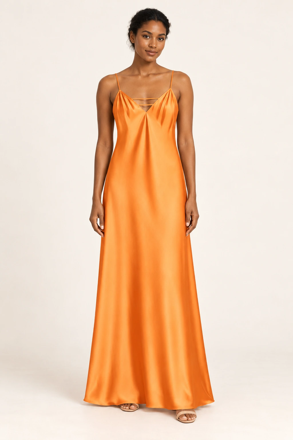 Robe demoiselle d’honneur orange Mandarine, orange : robe portée par une femme adulte